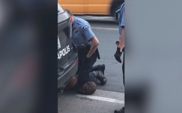 Policial filmado asfixiando George Floyd é preso nos Estados Unidos