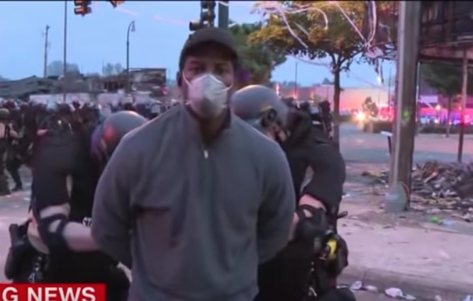 Repórter da CNN é preso durante reportagem ao vivo; vídeo