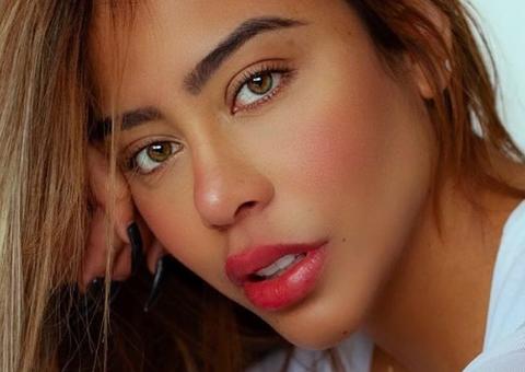 Irmã de Neymar exibe cintura fina e bumbum colossal a bordo de biquíni de oncinha