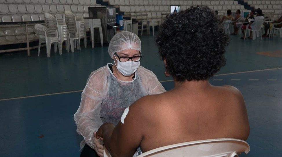 Idosa é resgatada de local insalubre em rua em Manaus e levada ao Abrigo Emergencial