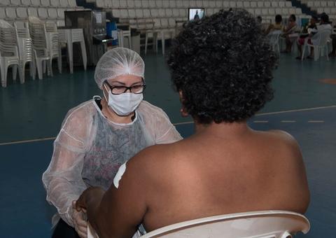 Idosa é resgatada de local insalubre em rua em Manaus e levada ao Abrigo Emergencial