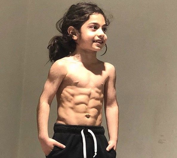 Menino choca ao exibir barriga tanquinho com apenas 6 anos 