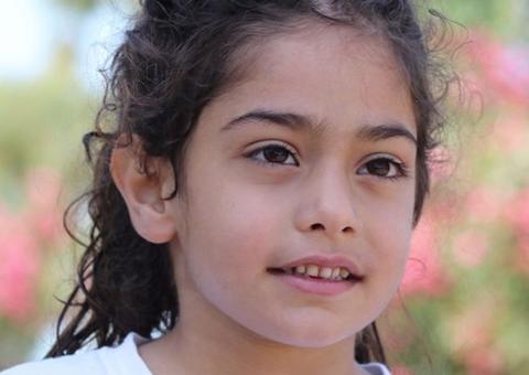 Menino choca ao exibir barriga tanquinho com apenas 6 anos 