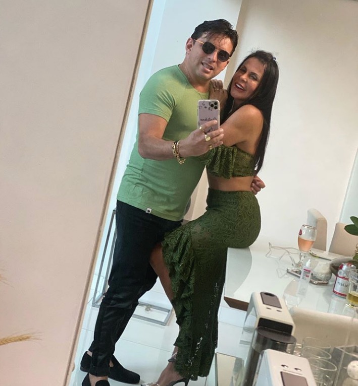 Ao comemorar 61 anos, Gretchen anuncia que está noiva pela 18ª vez