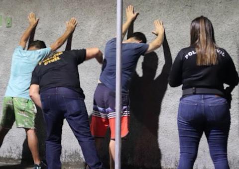 Dupla é presa suspeita de furtar cabos de empresa de telefonia em Manaus 