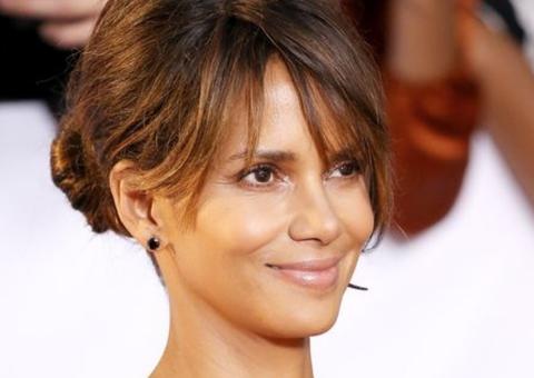 Aos 53 anos, Halle Berry impressiona ao mostrar abdômen tanquinho suado