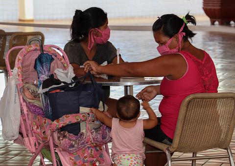 Mulheres atendidas em abrigos provisórios em Manaus recebem doação de roupas 