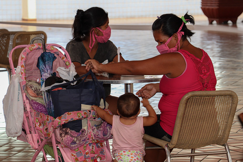 Mulheres atendidas em abrigos provisórios em Manaus recebem doação de roupas 