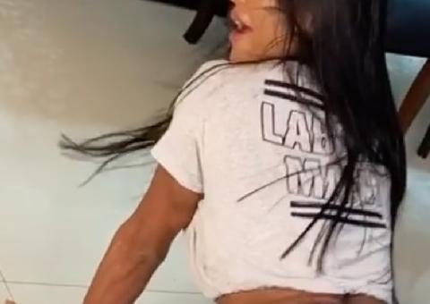 Com shortinho que não dá conta do recado, Gracyanne Barbosa rebola loucamente de quatro