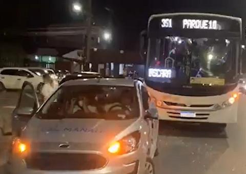 Acidente entre ônibus coletivo e carro de concessionária de água deixa duas pessoas feridas em Manaus