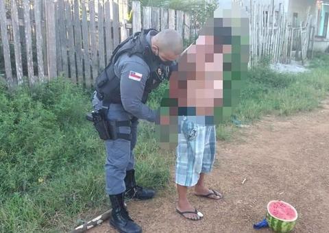 No Amazonas, homem é preso após tentar espancar pais idosos com pedaço de madeira  