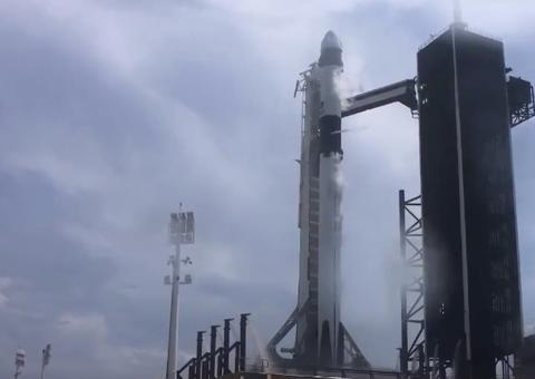Foguete da SpaceX é lançado com dois astronautas nos EUA