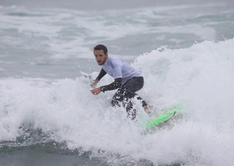 Medalhista do Pan fura quarentena para surfar, é preso e pede desculpa