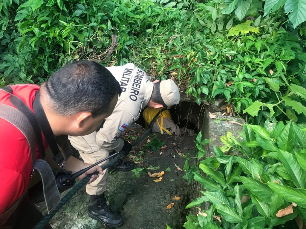 Idoso cai em bueiro de 7 metros e é resgatado por bombeiros em Manaus