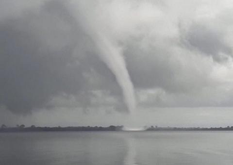 Tromba d'água se forma em rio no Amazonas e impressiona moradores; vídeo