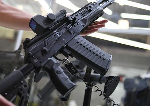 Suposto traficante de drogas é morto e familiares atacam PM com pedradas e tiros de fuzil