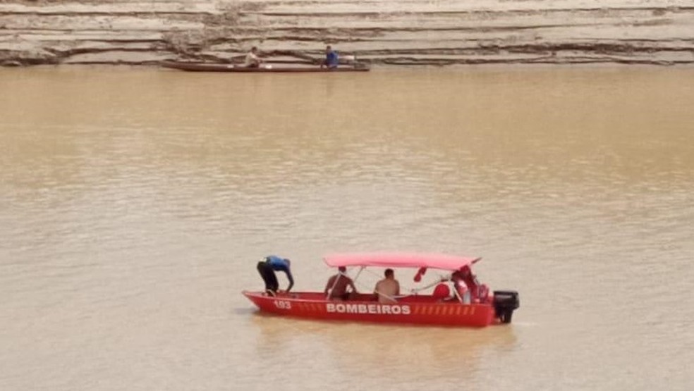 Mulher vê companheiro naufragando em canoa durante travessia em rio