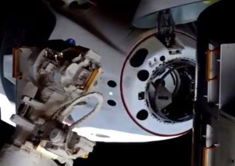 Com dois astronautas a bordo, nave da SpaceX chega à Estação Espacial Internacional