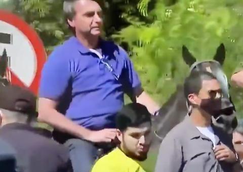 A cavalo, Bolsonaro participa de manifestação pró-governo e contra o STF e Congresso 