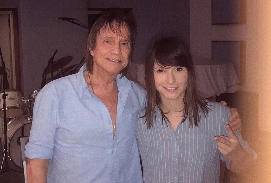 Ex-The Voice se pronuncia sobre rumores de estar namorando Roberto Carlos