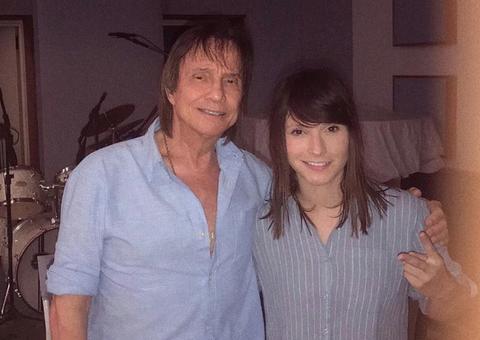 Ex-The Voice se pronuncia sobre rumores de estar namorando Roberto Carlos