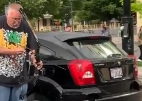 Homem tem carro incendiado após tentar atacar manifestantes nos EUA com arco e flecha 