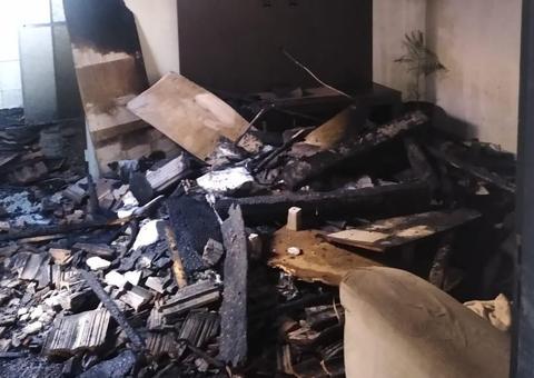 Teto desaba e mata bebê dentro de berço durante incêndio