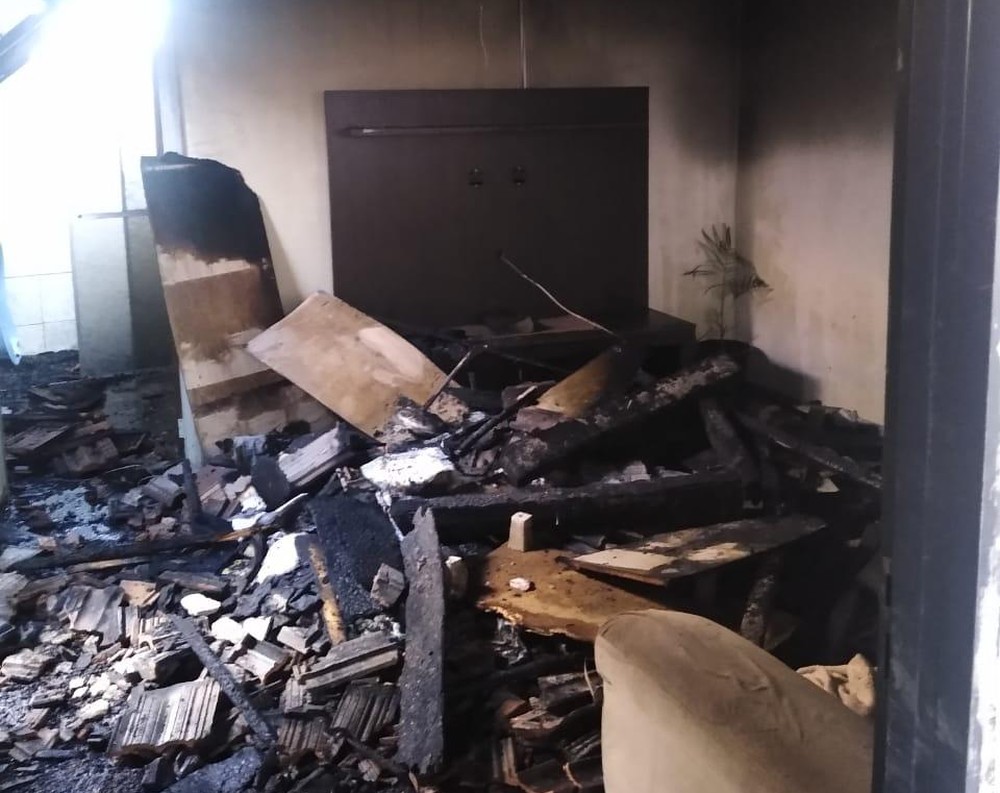 Teto desaba e mata bebê dentro de berço durante incêndio