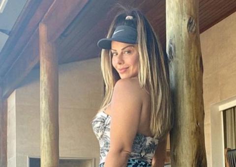 Em vídeo de maiô fio-dental, Viviane Araújo cai no samba: 'saudade'