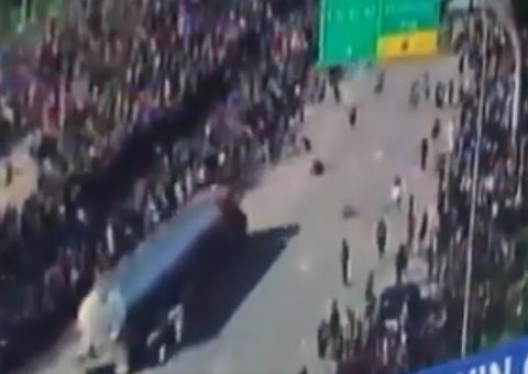 Motorista avança contra protesto e quase atropela manifestantes; Veja vídeo 