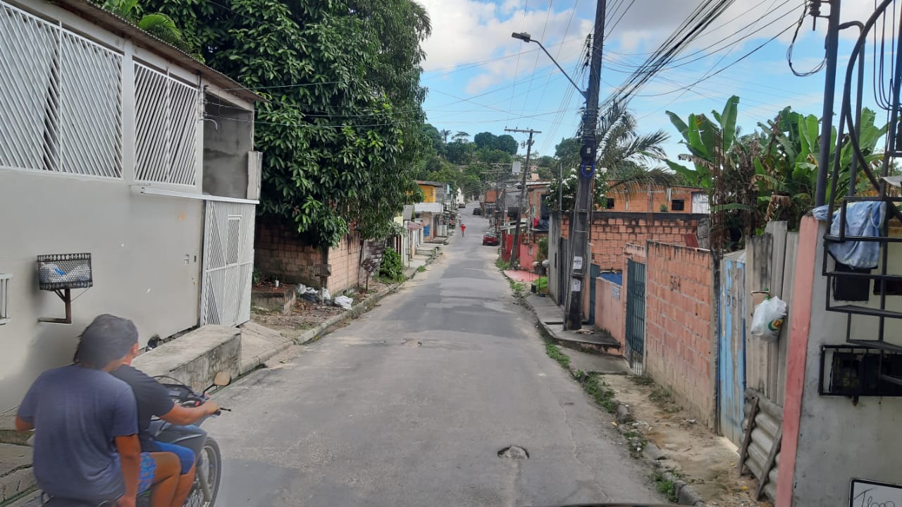 Homem suspeito de quebrar móveis e agredir policiais, leva tiros na perna em Manaus
