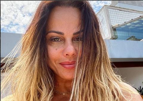 De ladinho, Viviane Araújo ostenta bumbum em maiô cavadinho