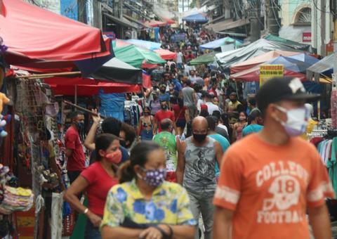 População lota o Centro de Manaus em primeiro dia da reabertura do comércio