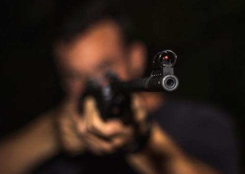 Trio invade motel e toca terror entre clientes e funcionários durante assalto em Manaus