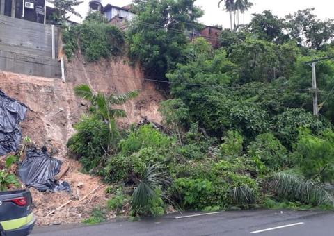 Muros e barrancos desabam durante chuva e deixam moradores desesperados
