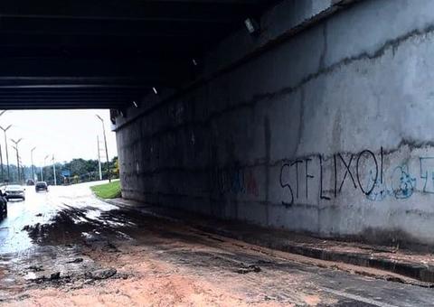 Asfalto cede durante chuva e interdita via de acesso ao Aeroporto de Manaus 