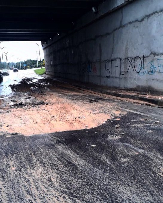 Asfalto cede durante chuva e interdita via de acesso ao Aeroporto de Manaus 