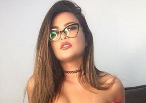 Sem calcinha, Geisy Arruda posta foto de nu frontal em grupo proibidão