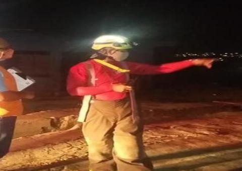 Estrutura de concreto de caixa d'água desaba e atinge muro de residência em Manaus 