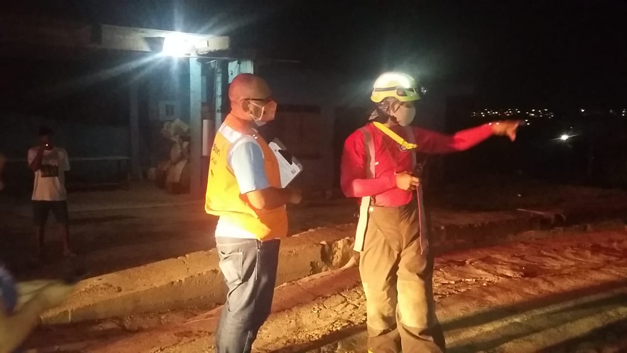 Estrutura de concreto de caixa d'água desaba e atinge muro de residência em Manaus 