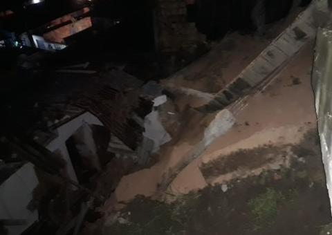 Família escapa de desabamento após pilastras de caixas d'água se romperem em Manaus