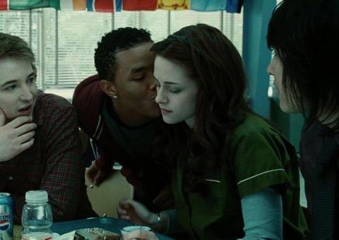 Ator de Crepúsculo e namorada morreram de overdose, diz legista