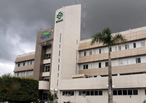 Com várias facadas, homem é encontrado desmaiado em avenida de Manaus