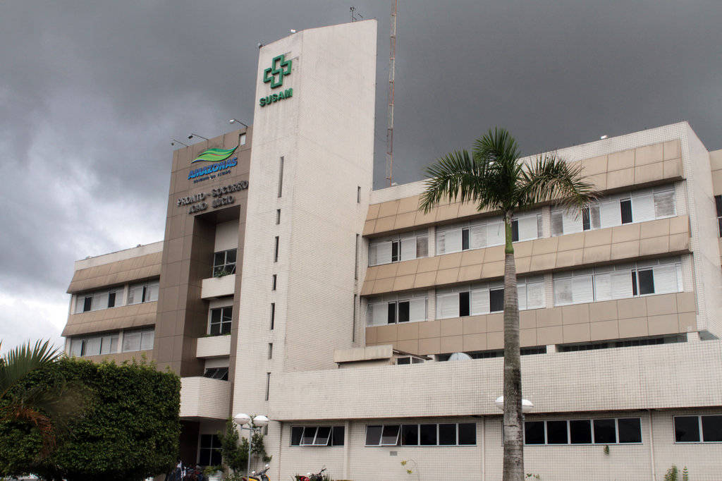 Com várias facadas, homem é encontrado desmaiado em avenida de Manaus