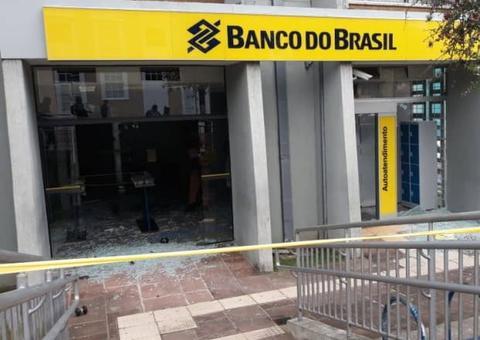 Armados com fuzis, assaltantes fazem refém e trocam tiros com a polícia em agência bancária