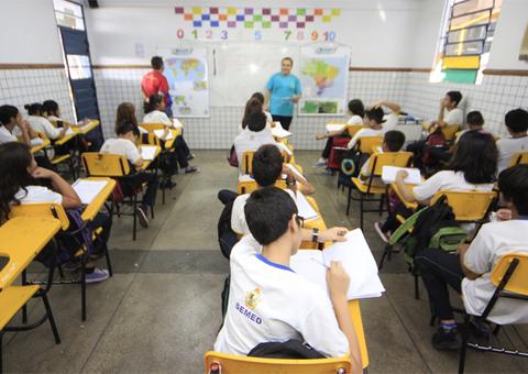 Aulas na rede municipal só devem retornar em agosto, diz prefeito de Manaus