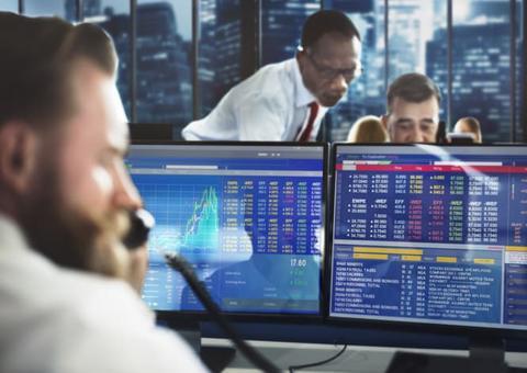 Economia ignora tensão de cenário político e bolsa de valores segue em alta; dólar cai