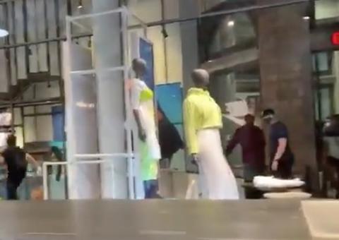 Em meio a manifestações, vândalos saqueiam loja da Nike nos EUA