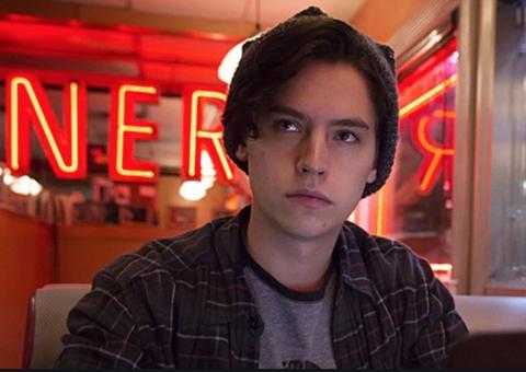 Ator de Riverdale, Cole Sprouse é preso durante manifestação nos EUA