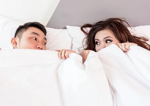 Regra que 'proíbe sexo' com quem não mora junto vira piada no Reino Unido